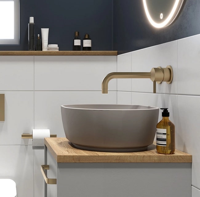 Lavabo sobre encimera y grifo color oro