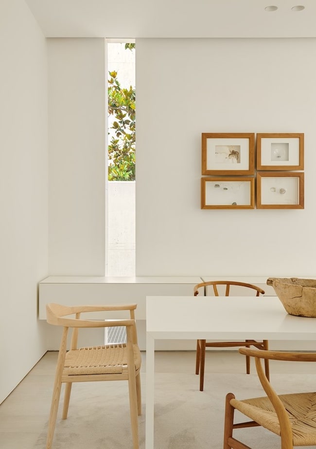 Comedor en blanco y madera