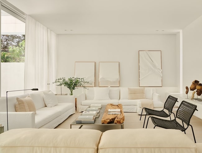 Salón con estilo minimalista cálido