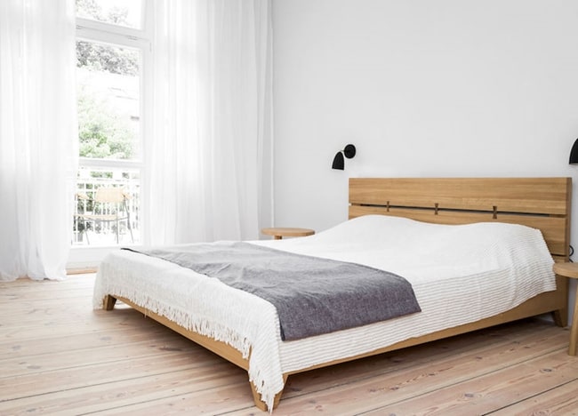 Dormitorio con suelo de madera