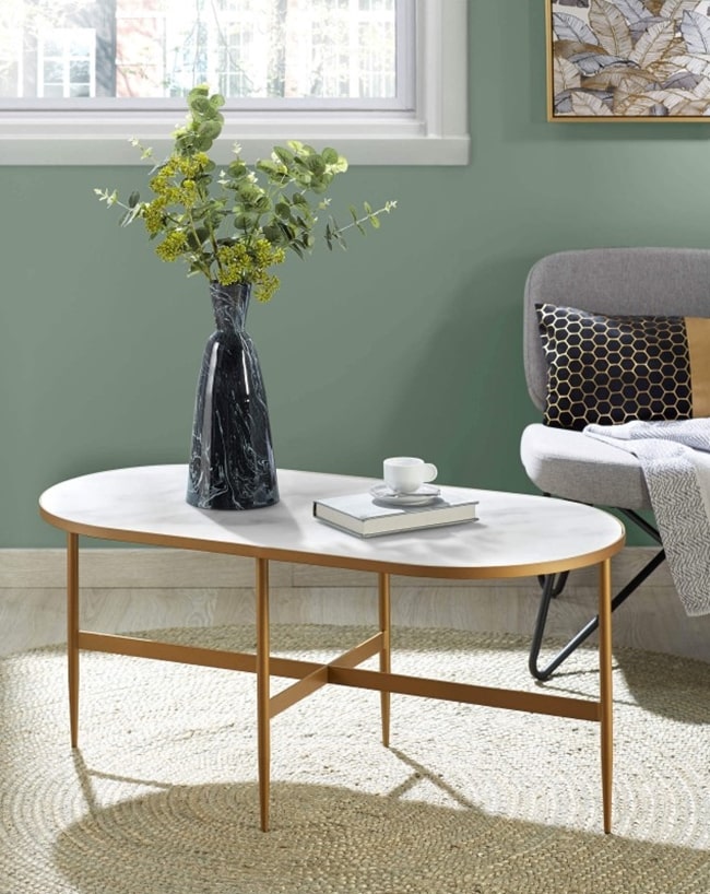 Muebles con detalles en dorado