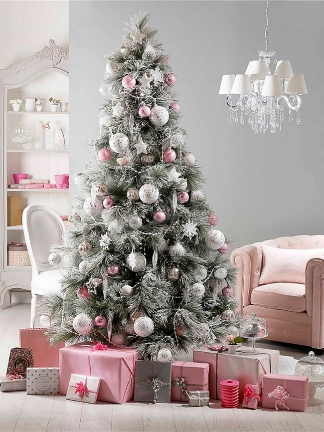 Decoración rosa para árboles de Navidad verdes