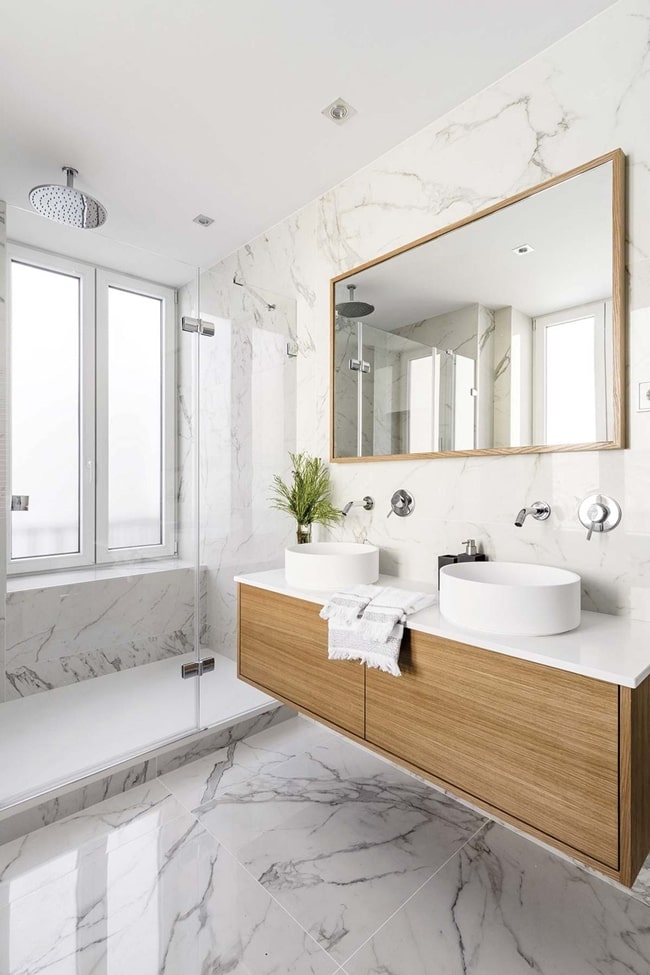Cuartos de baño en blanco y madera