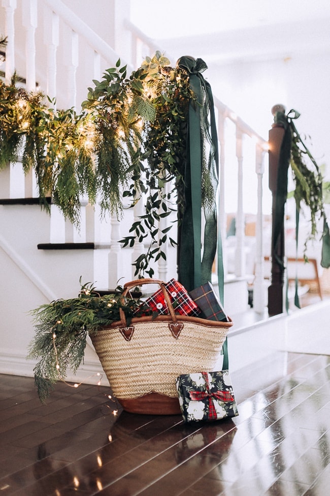 Guirnaldas botánicas para decorar escaleras en Navidad