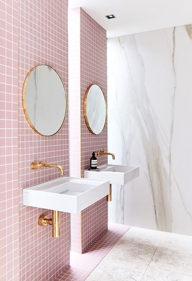 Paredes rosa en baños modernos
