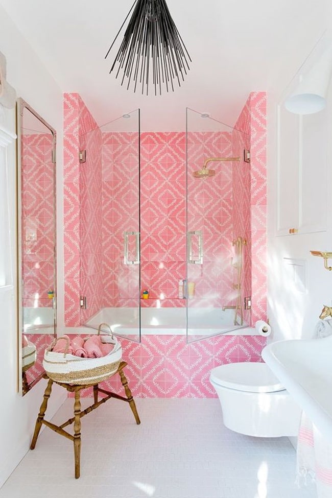 Azulejos en zona de bañera en color rosa