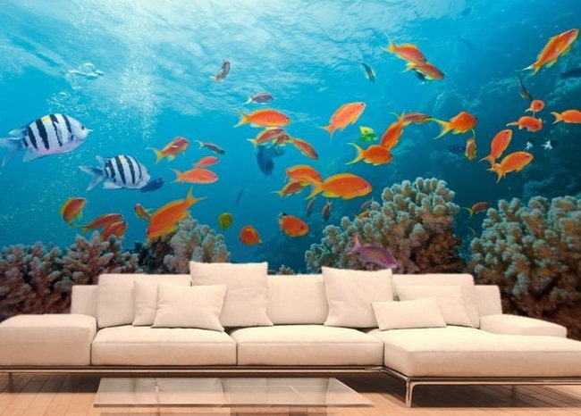Salón con fondo de mar en la pared