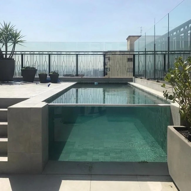 Piscinas con paredes de cristal