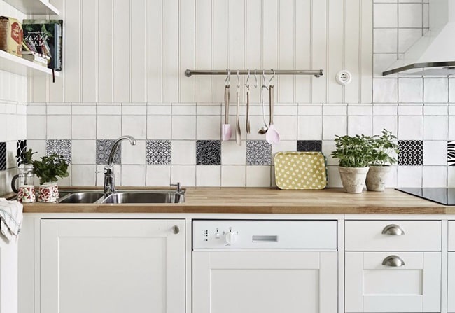 Azulejos vinílicos en frentes de cocina