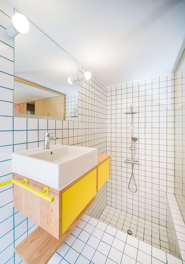 Apliques de baño junto al espejo