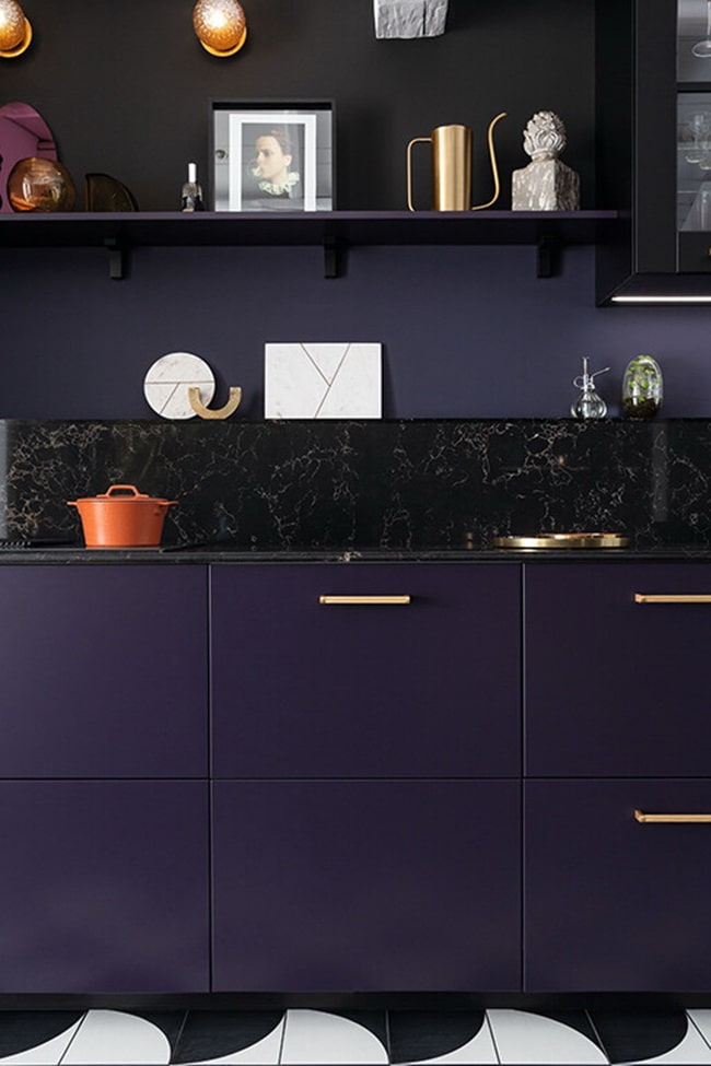 Negro y violeta en cocinas