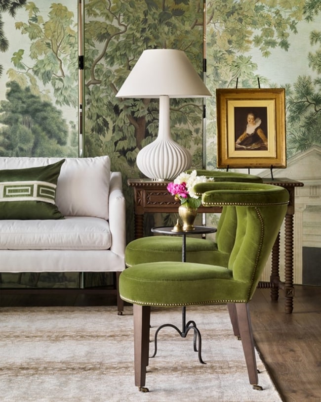Salón en color verde con sofá y lámpara en blanco