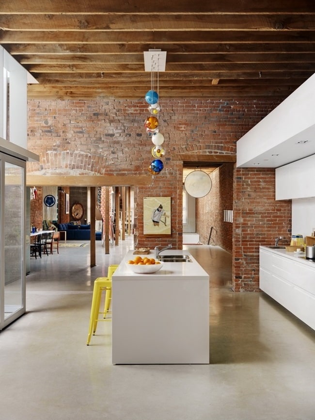 Cocina amplia con barra