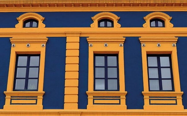 Fachada en azul y amarillo