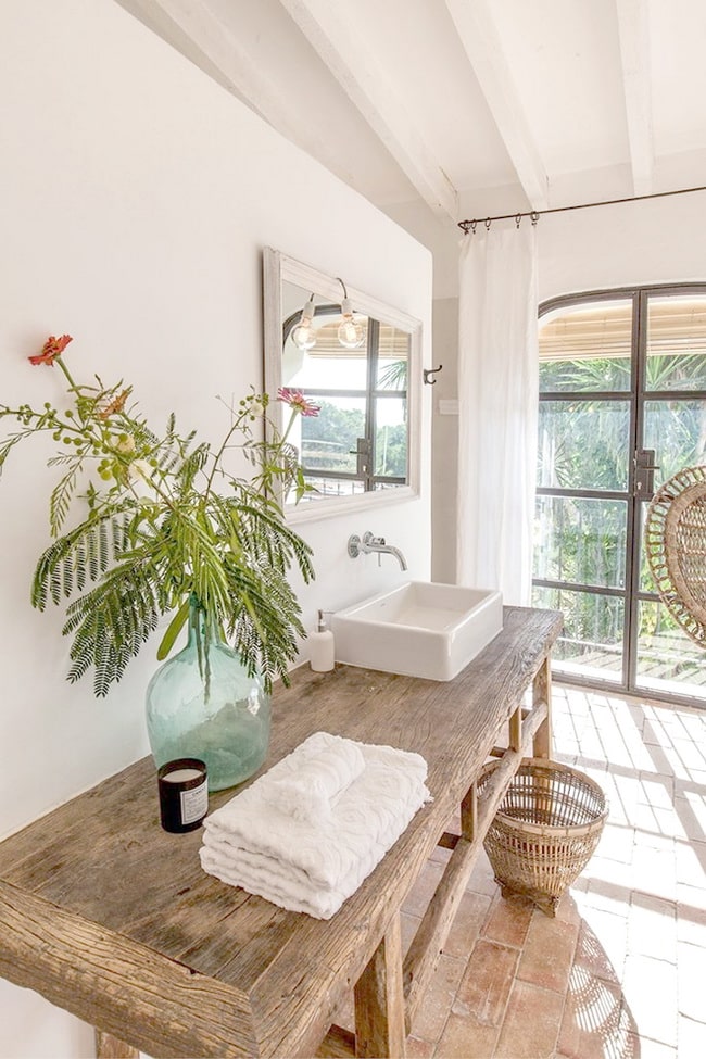 Baño estilo mediterráneo con mucha madera