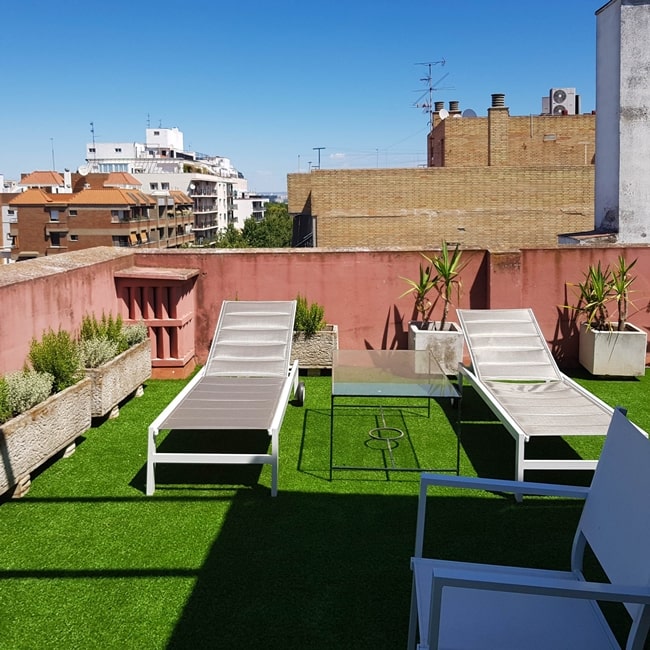 Terraza con tumbonas para tomar el sol