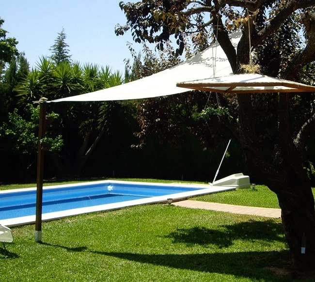 Cómo decorar tu terraza o jardín con césped artificial