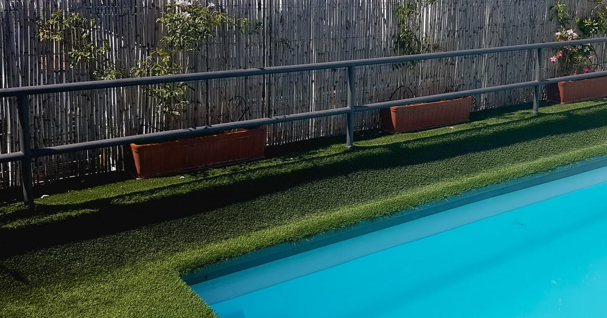 Cómo decorar tu terraza o jardín con césped artificial