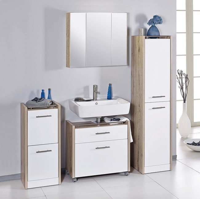 Blanco y madera en baños modernos
