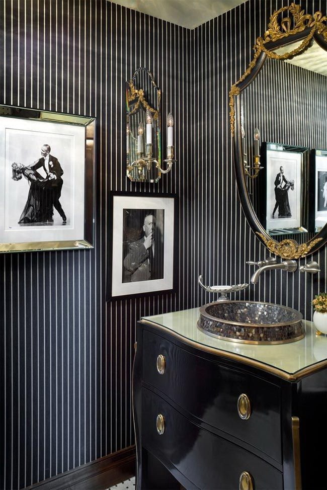 Baño Art Déco en negro y detalles dorados