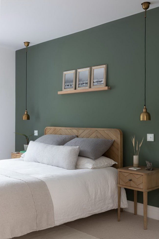 Pared del cabecero de cama en color verde