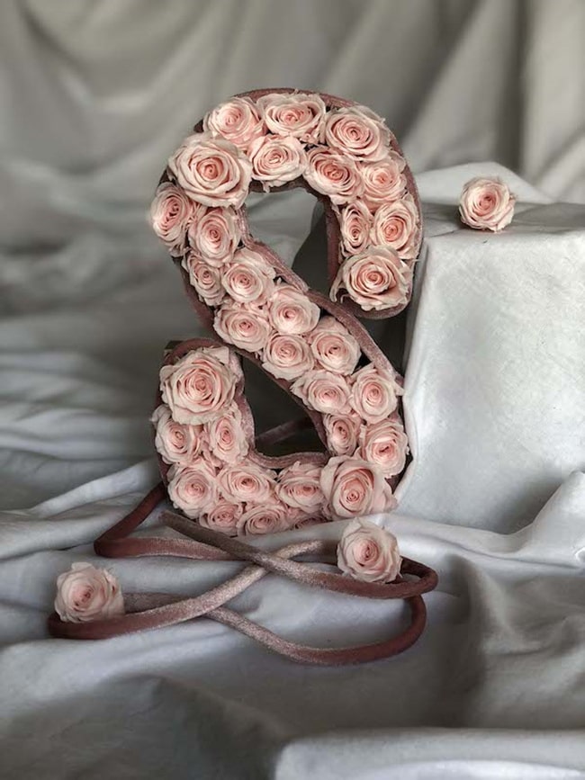 Letras con flores frescas