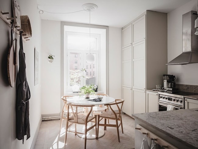 Cocina pequeña con office