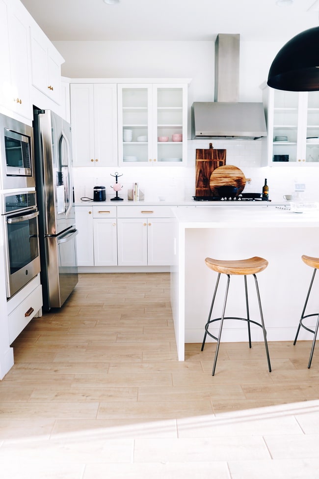 Blanco y madera para la cocina
