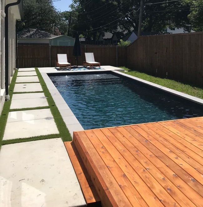 Deck de bamnú alrededor de la piscina