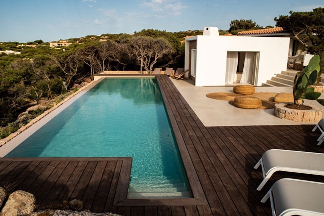 Tarima de bambú alrededor de la piscina
