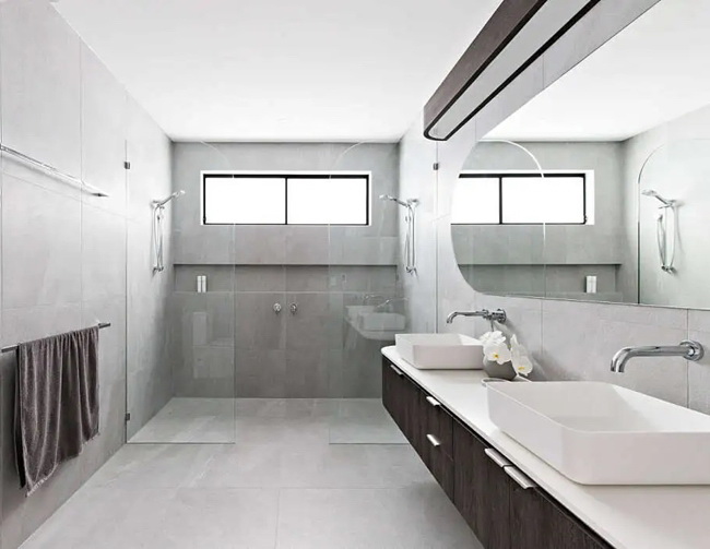 Baño con ducha doble