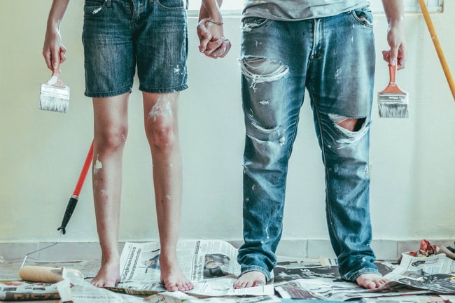 Pareja pintando la casa
