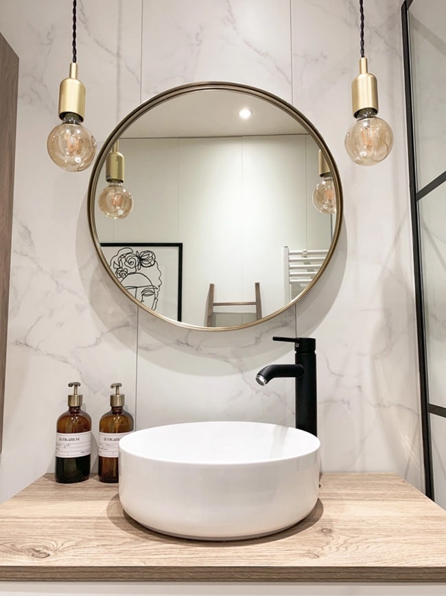 Lámparas colgantes en baños