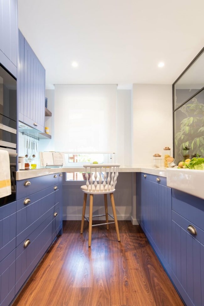 Cocina con muebles azules