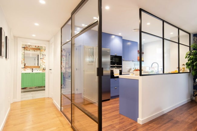 Cocina con cerramiento de cristal