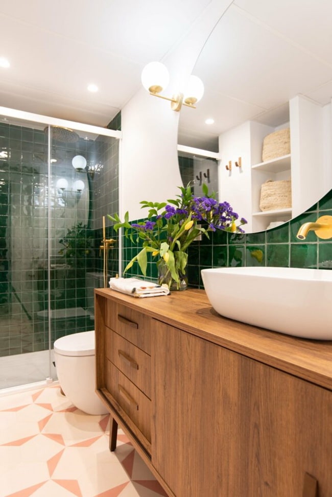 Baño con azulejos verdes