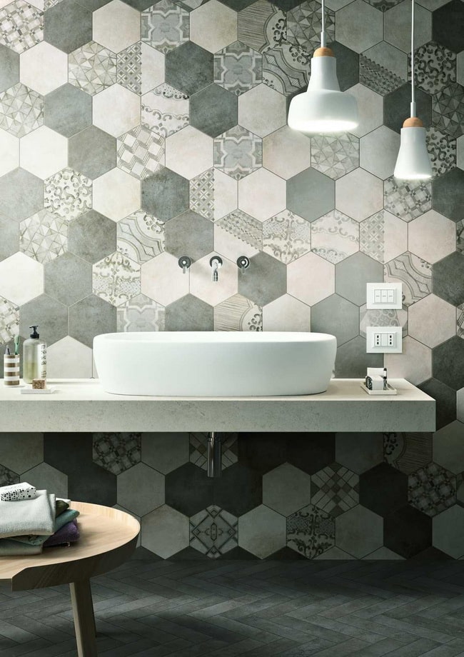 Azulejos hexagonales en el baño