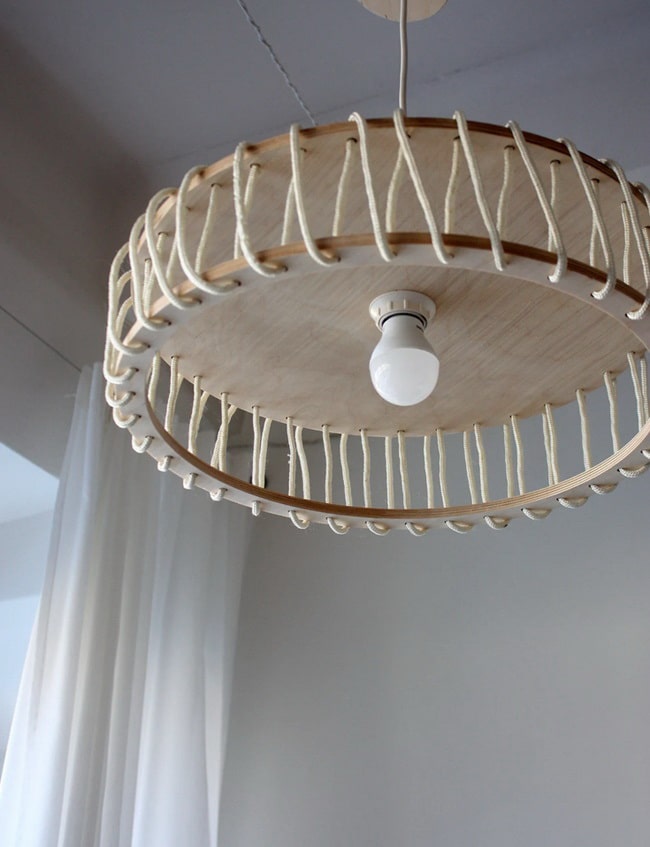 Lámpara hecha con discos de madera y cuerda