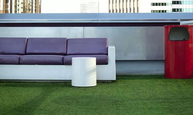 Terraza con césped artificial