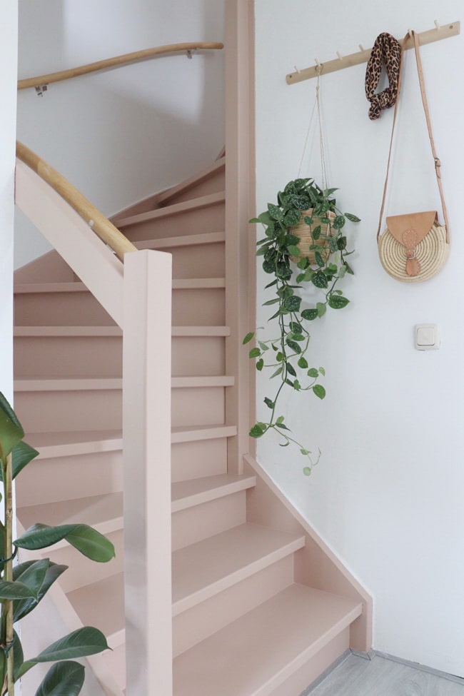 Escaleras pintadas en rosa