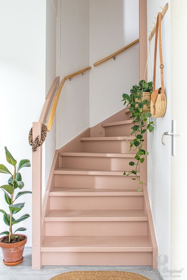 Peldaños de escaleras pintados en rosa
