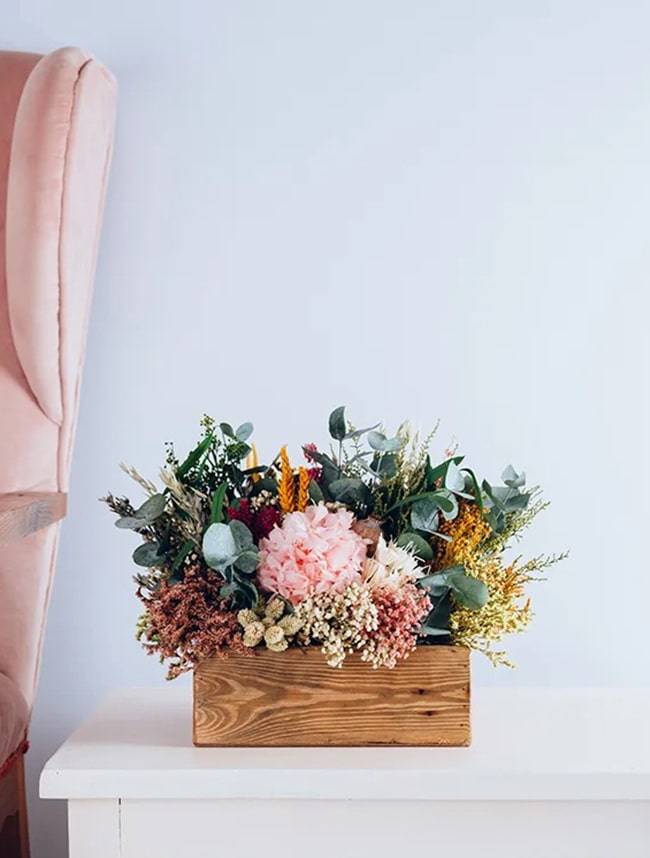 Arreglos de flores con cajas de madera