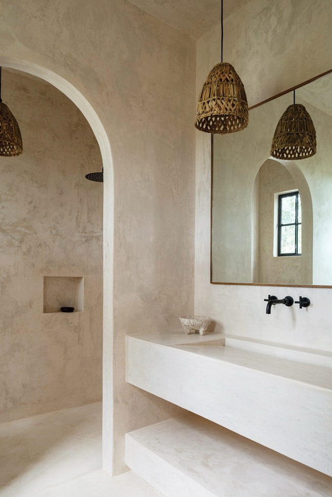 Baños con paredes acabado tipo cemento