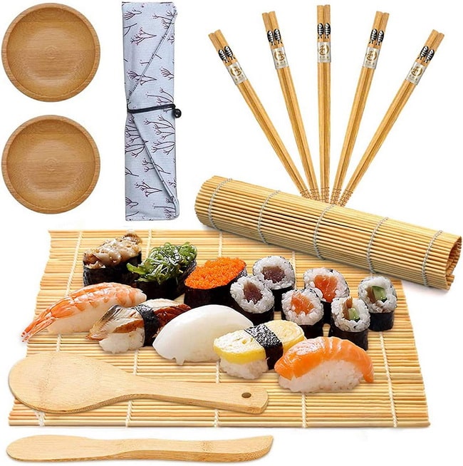 Estera de bambú y herramientas para la preparación de Sushi