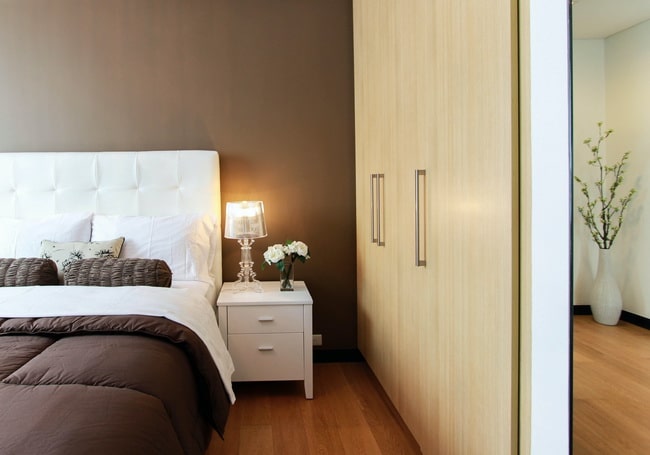 Dormitorio en tonos neutros