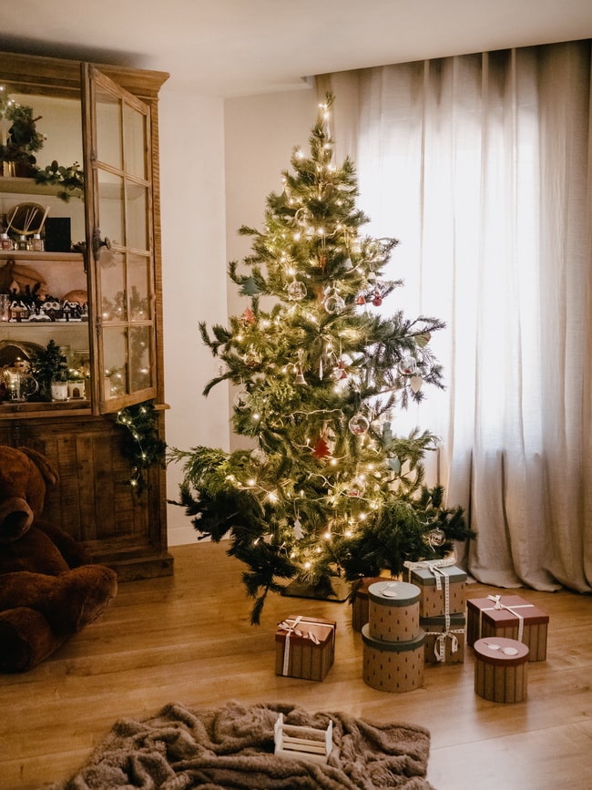 Árbol de Navidad con guirnaldas de luces