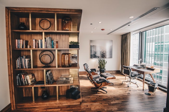 Oficina en casa con suelo de madera