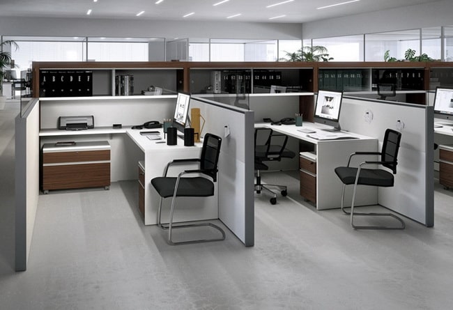 Oficina con muchos puestos de trabajo