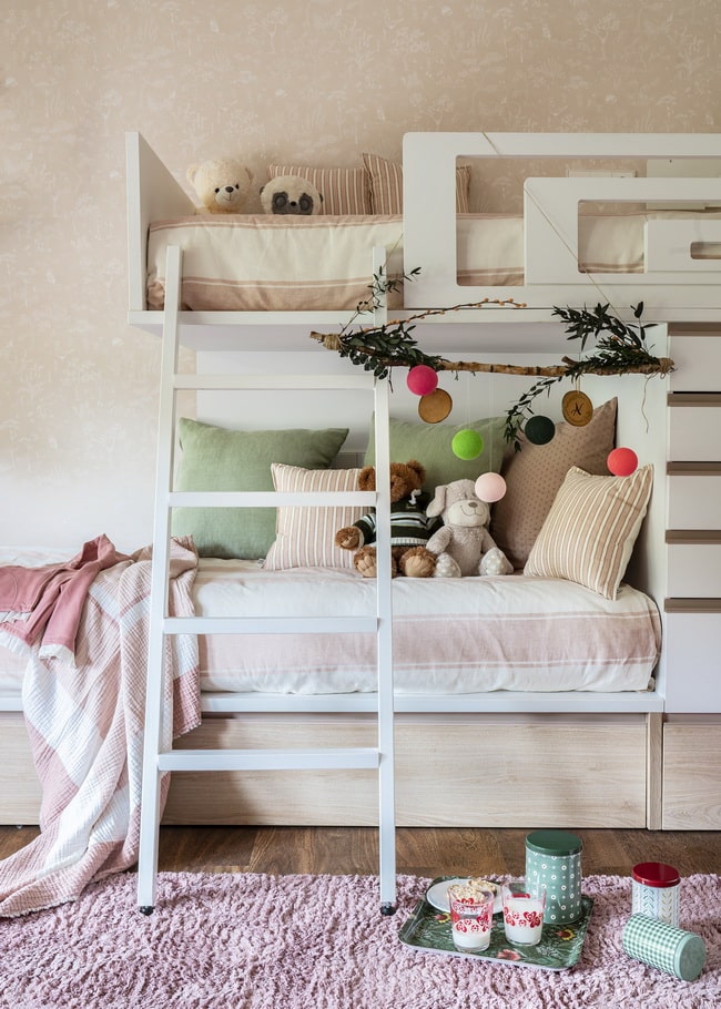 Dormitorio infantil decorado para Navidad