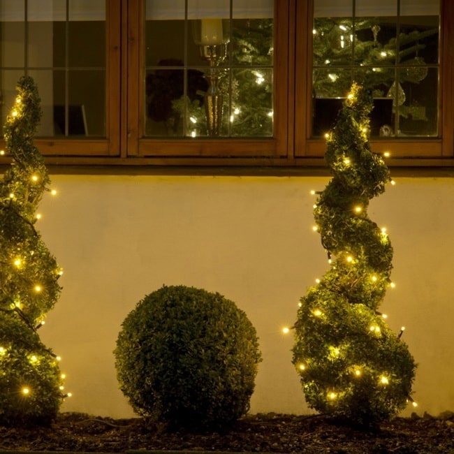Ideas para decorar exteriores con luces de Navidad